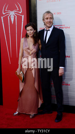 Schauspieler Rhys Ifans, der Mitglied in der motion picture Fantasy "The Amazing Spider-Man", die Premiere des Films mit seiner Frau, der Schauspielerin Anna Friel im Regency Dorf Theater im Westwood Abschnitt von Los Angeles am 28. Juni 2012 besucht. UPI/Jim Ruymen Stockfoto