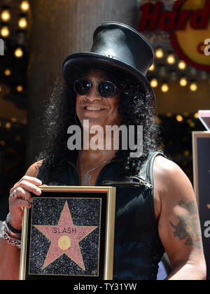 Musiker Slash hält eine Replik Plakette während einer enthüllungsfeier ihn ehrt mit der 2,473 rd Stern auf dem Hollywood Walk of Fame in Los Angeles am 10. Juli 2012. UPI/Jim Ruymen Stockfoto