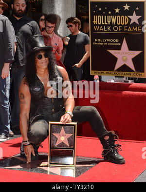 Musiker Slash hält eine Replik Plakette während einer enthüllungsfeier ihn ehrt mit der 2,473 rd Stern auf dem Hollywood Walk of Fame in Los Angeles am 10. Juli 2012. UPI/Jim Ruymen Stockfoto