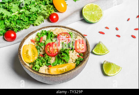 Quinoa, goji Beere und Kohl Salat in eine Schüssel geben. Stockfoto