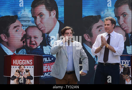 Schauspieler Zach Galifianakis (L) und Will Ferrell ein mock Nachrichten Konferenz für die Einführung der neuen Warner Bros. Bilder 'Film' die Kampagne 'Whistle Stop Tour quer durch Nordamerika, an der Waldung in Los Angeles am 17. Juli 2012 sorgen. UPI/Jim Ruymen Stockfoto