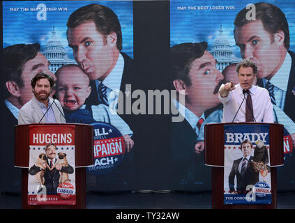 Schauspieler Zach Galifianakis (L) und Will Ferrell ein mock Nachrichten Konferenz für die Einführung der neuen Warner Bros. Bilder 'Film' die Kampagne 'Whistle Stop Tour quer durch Nordamerika, an der Waldung in Los Angeles am 17. Juli 2012 sorgen. UPI/Jim Ruymen Stockfoto