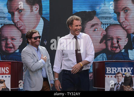 Schauspieler Zach Galifianakis (L) und Will Ferrell ein mock Nachrichten Konferenz für die Einführung der neuen Warner Bros. Bilder 'Film' die Kampagne 'Whistle Stop Tour quer durch Nordamerika, an der Waldung in Los Angeles am 17. Juli 2012 sorgen. UPI/Jim Ruymen Stockfoto