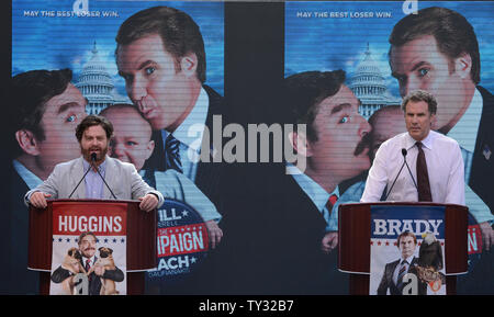 Schauspieler Zach Galifianakis (L) und Will Ferrell ein mock Nachrichten Konferenz für die Einführung der neuen Warner Bros. Bilder 'Film' die Kampagne 'Whistle Stop Tour quer durch Nordamerika, an der Waldung in Los Angeles am 17. Juli 2012 sorgen. UPI/Jim Ruymen Stockfoto