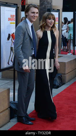 Paul Dano (L) und Zoe Kazan, Darsteller in der romantischen Komödie motion picture 'Ruby Funken", die Premiere des Films im Egyptian Theatre in Hollywood" in Los Angeles teilnehmen am 19. Juli 2012. UPI/Jim Ruymen Stockfoto