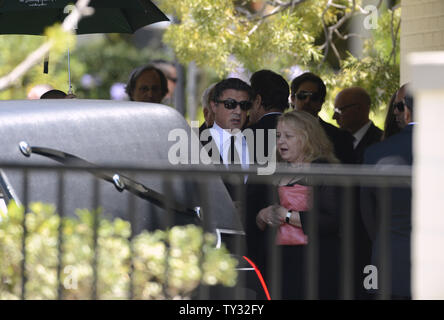 Schauspieler Sylvester Stallone (C) nach der Trauerfeier für seinen Sohn Sage Stallone in St. Martin von Tours Katholische Kirche im Brentwood Abschnitt von Los Angeles am Juli 21, 2012 gesehen. Der 36-jährige Schauspieler, Regisseur und Produzent war tot in seinem Haus am vergangenen Freitag gefunden. UPI/Phil McCarten Stockfoto