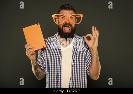 Buchen Sie das Deckblatt kopieren. Hipster bärtiger Mann tragen lustige Brillen notepad oder Buch halten. Hellen Sie ihren Tag. Lesen Sie dieses Buch. Comic und Humor Sinn. Diese Geschichte gerade mein Tag. Lustiges Buch für entspannen. Stockfoto