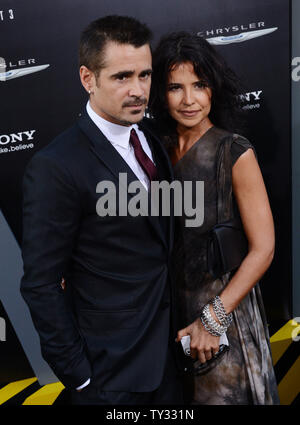 Irische Schauspieler Colin Farrell, ein Formmitglied die Motion Picture sci-fi-Thriller "Insgesamt" abrufen, besucht die Premiere des Films mit einer nicht identifizierten Gast bei Grauman's Chinese Theater in Hollywood" in Los Angeles am 1. August 2012. UPI/Jim Ruymen Stockfoto