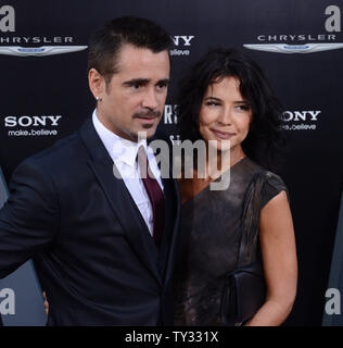 Irische Schauspieler Colin Farrell, ein Formmitglied die Motion Picture sci-fi-Thriller "Insgesamt" abrufen, besucht die Premiere des Films mit einer nicht identifizierten Gast bei Grauman's Chinese Theater in Hollywood" in Los Angeles am 1. August 2012. UPI/Jim Ruymen Stockfoto