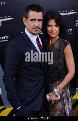 Irische Schauspieler Colin Farrell, ein Formmitglied die Motion Picture sci-fi-Thriller "Insgesamt" abrufen, besucht die Premiere des Films mit einer nicht identifizierten Gast bei Grauman's Chinese Theater in Hollywood" in Los Angeles am 1. August 2012. UPI/Jim Ruymen Stockfoto