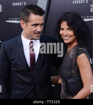 Irische Schauspieler Colin Farrell, ein Formmitglied die Motion Picture sci-fi-Thriller "Insgesamt" abrufen, besucht die Premiere des Films mit einer nicht identifizierten Gast bei Grauman's Chinese Theater in Hollywood" in Los Angeles am 1. August 2012. UPI/Jim Ruymen Stockfoto