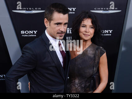 Irische Schauspieler Colin Farrell, ein Formmitglied die Motion Picture sci-fi-Thriller "Insgesamt" abrufen, besucht die Premiere des Films mit einer nicht identifizierten Gast bei Grauman's Chinese Theater in Hollywood" in Los Angeles am 1. August 2012. UPI/Jim Ruymen Stockfoto