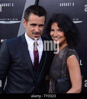 Irische Schauspieler Colin Farrell, ein Formmitglied die Motion Picture sci-fi-Thriller "Insgesamt" abrufen, besucht die Premiere des Films mit einer nicht identifizierten Gast bei Grauman's Chinese Theater in Hollywood" in Los Angeles am 1. August 2012. UPI/Jim Ruymen Stockfoto