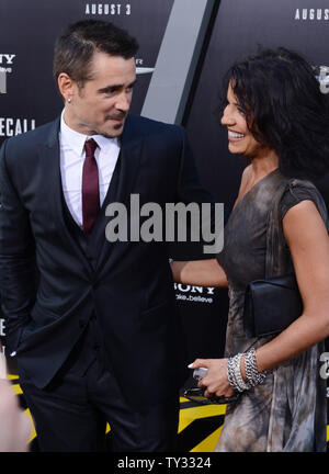 Irische Schauspieler Colin Farrell, ein Formmitglied die Motion Picture sci-fi-Thriller "Insgesamt" abrufen, besucht die Premiere des Films mit einer nicht identifizierten Gast bei Grauman's Chinese Theater in Hollywood" in Los Angeles am 1. August 2012. UPI/Jim Ruymen Stockfoto