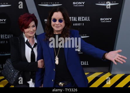 Ozzy Osbourne (R) und seine Frau Sharon Osbourne Besuchen die Premiere der motion picture sci-fi-Thriller "Insgesamt" aufrufen, am Grauman's Chinese Theater in Hollywood" in Los Angeles am 1. August 2012. UPI/Jim Ruymen Stockfoto