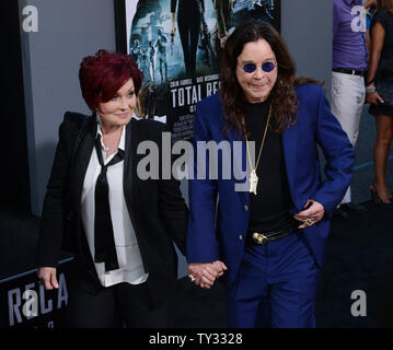 Ozzy Osbourne (R) und seine Frau Sharon Osbourne Besuchen die Premiere der motion picture sci-fi-Thriller "Insgesamt" aufrufen, am Grauman's Chinese Theater in Hollywood" in Los Angeles am 1. August 2012. UPI/Jim Ruymen Stockfoto