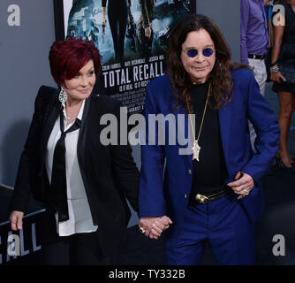 Ozzy Osbourne (R) und seine Frau Sharon Osbourne Besuchen die Premiere der motion picture sci-fi-Thriller "Insgesamt" aufrufen, am Grauman's Chinese Theater in Hollywood" in Los Angeles am 1. August 2012. UPI/Jim Ruymen Stockfoto