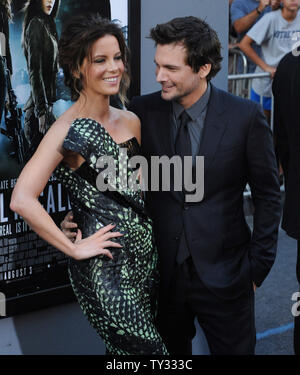 Kate Beckinsale, ein Formmitglied die Motion Picture sci-fi-Thriller "Insgesamt" abrufen, besucht die Premiere des Films mit ihrem Mann, Regisseur Len Wiseman am Grauman's Chinese Theatre in Los Angeles am 1. August 2012. UPI/Jim Ruymen Stockfoto