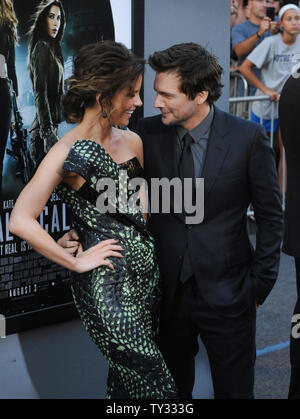 Kate Beckinsale, ein Formmitglied die Motion Picture sci-fi-Thriller "Insgesamt" abrufen, besucht die Premiere des Films mit ihrem Mann, Regisseur Len Wiseman am Grauman's Chinese Theatre in Los Angeles am 1. August 2012. UPI/Jim Ruymen Stockfoto