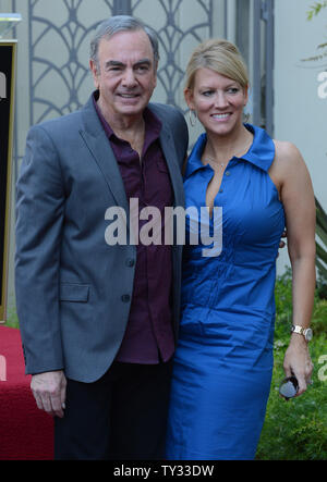 Sänger und Songschreiber Neil Diamond stellt mit seiner Frau Katie McNeil während der enthüllungsfeier ihn ehrt mit dem 2.475 th Auf dem Hollywood Walk of Fame, außerhalb der Capitol Records Building in Los Angeles am 10 August, 2012. Diamond, dessen Karriere fünf Jahrzehnte aus den 60er-Jahren bis in die Gegenwart überspannt hat, gilt als einer der erfolgreichsten nach zeitgenössischen Künstlern ewig nach der Billboard Charts. UPI/Jim Ruymen Stockfoto