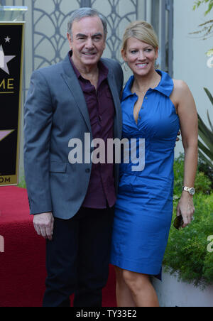 Sänger und Songschreiber Neil Diamond stellt mit seiner Frau Katie McNeil während der enthüllungsfeier ihn ehrt mit dem 2.475 th Auf dem Hollywood Walk of Fame, außerhalb der Capitol Records Building in Los Angeles am 10 August, 2012. Diamond, dessen Karriere fünf Jahrzehnte aus den 60er-Jahren bis in die Gegenwart überspannt hat, gilt als einer der erfolgreichsten nach zeitgenössischen Künstlern ewig nach der Billboard Charts. UPI/Jim Ruymen Stockfoto