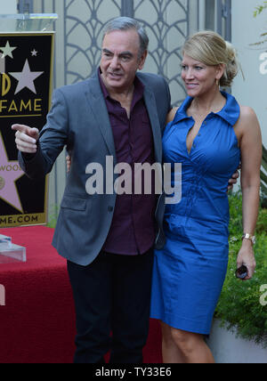 Sänger und Songschreiber Neil Diamond stellt mit seiner Frau Katie McNeil während der enthüllungsfeier ihn ehrt mit dem 2.475 th Auf dem Hollywood Walk of Fame, außerhalb der Capitol Records Building in Los Angeles am 10 August, 2012. Diamond, dessen Karriere fünf Jahrzehnte aus den 60er-Jahren bis in die Gegenwart überspannt hat, gilt als einer der erfolgreichsten nach zeitgenössischen Künstlern ewig nach der Billboard Charts. UPI/Jim Ruymen Stockfoto