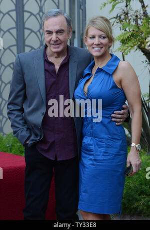 Sänger und Songschreiber Neil Diamond stellt mit seiner Frau Katie McNeil während der enthüllungsfeier ihn ehrt mit dem 2.475 th Auf dem Hollywood Walk of Fame, außerhalb der Capitol Records Building in Los Angeles am 10 August, 2012. Diamond, dessen Karriere fünf Jahrzehnte aus den 60er-Jahren bis in die Gegenwart überspannt hat, gilt als einer der erfolgreichsten nach zeitgenössischen Künstlern ewig nach der Billboard Charts. UPI/Jim Ruymen Stockfoto