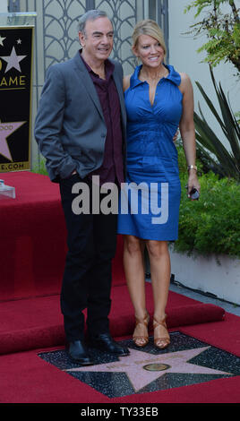 Sänger und Songschreiber Neil Diamond stellt mit seiner Frau Katie McNeil während der enthüllungsfeier ihn ehrt mit dem 2.475 th Auf dem Hollywood Walk of Fame, außerhalb der Capitol Records Building in Los Angeles am 10 August, 2012. Diamond, dessen Karriere fünf Jahrzehnte aus den 60er-Jahren bis in die Gegenwart überspannt hat, gilt als einer der erfolgreichsten nach zeitgenössischen Künstlern ewig nach der Billboard Charts. UPI/Jim Ruymen Stockfoto