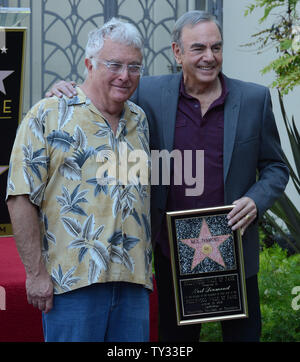 Sänger und Songschreiber Neil Diamond (R) wirft mit Singer/songwriter Randy Newman während einer enthüllungsfeier ihn ehrt mit dem 2.475 th Stern auf dem Hollywood Walk of Fame in Los Angeles am 10 August, 2012. UPI/Jim Ruymen Stockfoto