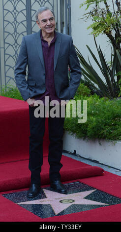 Sänger und Songschreiber Neil Diamond stellt während einer enthüllungsfeier ihn ehrt mit dem 2.475 th Stern auf dem Hollywood Walk of Fame in Los Angeles am 10 August, 2012. UPI/Jim Ruymen Stockfoto