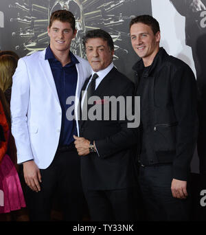 Sylvester Stallone (C), einer Form Mitglied in der Aktion Abenteuer motion picture" die Verschleißteile 2', wirft mit Olympische Goldmedaillenträger Conor Dwyer (L) und Ryan Lochte am Grauman's Chinese Theater in Hollywood" in Los Angeles am 15 August, 2012. UPI/Jim Ruymen Stockfoto