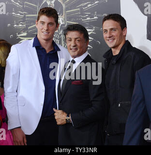 Sylvester Stallone (C), einer Form Mitglied in der Aktion Abenteuer motion picture" die Verschleißteile 2', wirft mit Olympische Goldmedaillenträger Conor Dwyer (L) und Ryan Lochte am Grauman's Chinese Theater in Hollywood" in Los Angeles am 15 August, 2012. UPI/Jim Ruymen Stockfoto