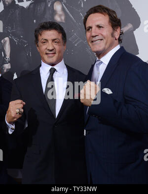 Sylvester Stallone (L), ein Ensemble in der Action Adventure motion picture" die Verschleißteile 2', besucht die Premiere des Films mit seinem Bruder Frank Stallone am Grauman's Chinese Theater in Hollywood" in Los Angeles am 15 August, 2012. UPI/Jim Ruymen Stockfoto