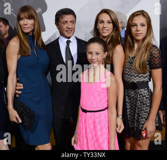 Sylvester Stallone, der Mitglied in der Action Adventure motion picture" die Verschleißteile 2', besucht die Premiere des Films mit seiner Frau Jennifer Flavin und ihre Töchter Scharlach, Sophia und der Sixtinischen am Grauman's Chinese Theater in Hollywood" in Los Angeles am 15 August, 2012. UPI/Jim Ruymen Stockfoto