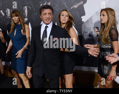 Sylvester Stallone, der Mitglied in der Action Adventure motion picture" die Verschleißteile 2', besucht die Premiere des Films mit seiner Frau Jennifer Flavin und ihre Töchter Scharlach, Sophia und der Sixtinischen am Grauman's Chinese Theater in Hollywood" in Los Angeles am 15 August, 2012. UPI/Jim Ruymen Stockfoto