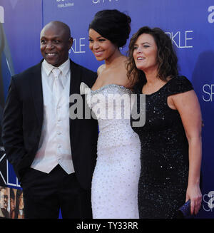 Jordin Sparks (C), ein Ensemble in der motion picture Drama parkle', die Premiere des Films besucht mit ihrem Vater Phillippi Sparks (L) und Mutter Jodi Funken (R) am Grauman's Chinese Theater in Hollywood" in Los Angeles zum 16. August 2012. UPI/Jim Ruymen Stockfoto