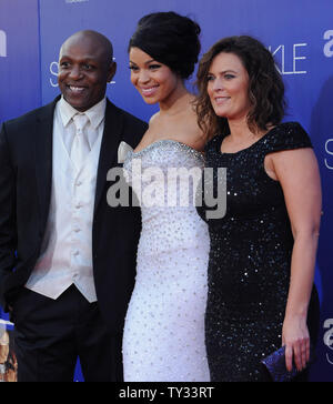 Jordin Sparks (C), ein Ensemble in der motion picture Drama parkle', die Premiere des Films besucht mit ihrem Vater Phillippi Sparks (L) und Mutter Jodi Funken (R) am Grauman's Chinese Theater in Hollywood" in Los Angeles zum 16. August 2012. UPI/Jim Ruymen Stockfoto