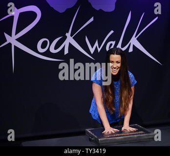 Kanadische und US-amerikanische Singer/Songwriter, Gitarrist, Produzent und Schauspielerin Alanis Morissette legt ihre Hände in feuchtem Zement während einer Zeremonie ihre induzieren in Hollywood's RockWalk in Los Angeles am 21. August 2008. UPI/Jim Ruymen Stockfoto