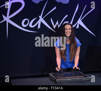 Kanadische und US-amerikanische Singer/Songwriter, Gitarrist, Produzent und Schauspielerin Alanis Morissette nimmt an einer Zeremonie induzieren sie in Hollywood's RockWalk in Los Angeles am 21. August 2008. UPI/Jim Ruymen Stockfoto