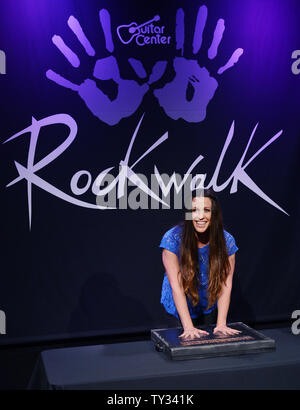 Kanadische und US-amerikanische Singer/Songwriter, Gitarrist, Produzent und Schauspielerin Alanis Morissette legt ihre Hände in feuchtem Zement während einer Zeremonie ihre induzieren in Hollywood's RockWalk in Los Angeles am 21. August 2008. UPI/Jim Ruymen Stockfoto