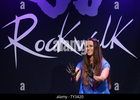 Kanadische und US-amerikanische Singer/Songwriter, Gitarrist, Produzent und Schauspielerin Alanis Morissette bis hält Ihre Hände, nachdem Sie sie in feuchtem Zement während einer Zeremonie ihre induzieren in Hollywood's RockWalk in Los Angeles am 21. August 2008. UPI/Jim Ruymen Stockfoto