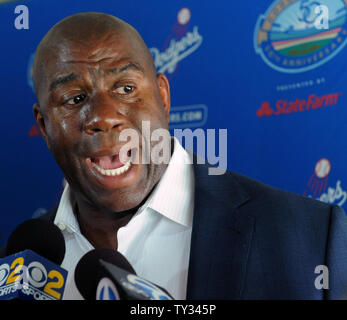 Co - Inhaber Earvin "Magic" Johnson nimmt an einer Pressekonferenz zur Ankündigung der Los Angeles Dodgers Erwerb von All-Stars Adrian Gonzalez und Carl Crawford, World Series MVP pitcher Josh Beckett und. infielder Nick Punto und Bargeld von den Red Sox, während einer Pressekonferenz in der Dodgers Stadion in Los Angeles am 25 August, 2012. Die Schwindler nehmen mehr als 260 Mio. $ in der Lohn- und Gehaltsliste Kosten aus der Sox, nach verschiedenen veröffentlichten Berichten. UPI/Jim Ruymen Stockfoto