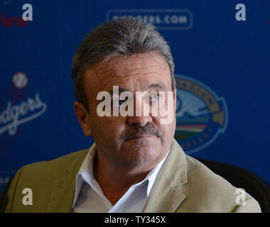 Schwindler' General Manager Ned Colletti nimmt an einer Pressekonferenz zur Ankündigung der Los Angeles Dodgers Erwerb von All-Stars Adrian Gonzalez und Carl Crawford, World Series MVP pitcher Josh Beckett und infielder Nick Punto und Bargeld von den Red Sox, während einer Pressekonferenz in der Dodgers Stadion in Los Angeles am 25 August, 2012. Die Schwindler nehmen mehr als 260 Mio. $ in der Lohn- und Gehaltsliste Kosten aus der Sox, nach verschiedenen veröffentlichten Berichten. UPI/Jim Ruymen Stockfoto