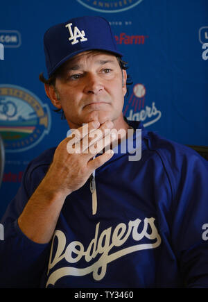 Manager Schwindler' Don Mattingly nimmt an einer Pressekonferenz zur Ankündigung der Los Angeles Dodgers Erwerb von All-Stars Adrian Gonzalez und Carl Crawford, World Series MVP pitcher Josh Beckett und infielder Nick Punto und Bargeld von den Red Sox, während einer Pressekonferenz in der Dodgers Stadion in Los Angeles am 25 August, 2012. Die Schwindler nehmen mehr als 260 Mio. $ in der Lohn- und Gehaltsliste Kosten aus der Sox, nach verschiedenen veröffentlichten Berichten. UPI/Jim Ruymen Stockfoto