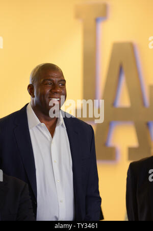 Co - Inhaber Earvin "Magic" Johnson nimmt an einer Pressekonferenz zur Ankündigung der Los Angeles Dodgers Erwerb von All-Stars Adrian Gonzalez und Carl Crawford, World Series MVP pitcher Josh Beckett und. infielder Nick Punto und Bargeld von den Red Sox, während einer Pressekonferenz in der Dodgers Stadion in Los Angeles am 25 August, 2012. Die Schwindler nehmen mehr als 260 Mio. $ in der Lohn- und Gehaltsliste Kosten aus der Sox, nach verschiedenen veröffentlichten Berichten. UPI/Jim Ruymen Stockfoto