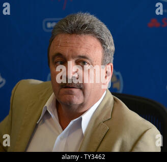 Schwindler' General Manager Ned Colletti nimmt an einer Pressekonferenz zur Ankündigung der Los Angeles Dodgers Erwerb von All-Stars Adrian Gonzalez und Carl Crawford, World Series MVP pitcher Josh Beckett und infielder Nick Punto und Bargeld von den Red Sox, während einer Pressekonferenz in der Dodgers Stadion in Los Angeles am 25 August, 2012. Die Schwindler nehmen mehr als 260 Mio. $ in der Lohn- und Gehaltsliste Kosten aus der Sox, nach verschiedenen veröffentlichten Berichten. UPI/Jim Ruymen Stockfoto