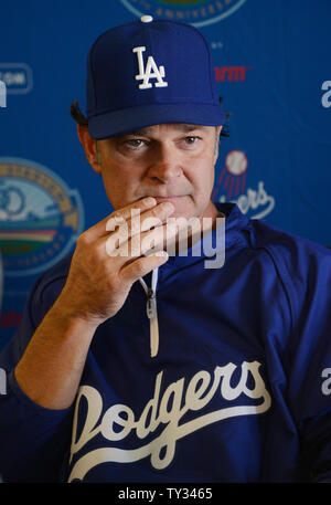 Manager Schwindler' Don Mattingly nimmt an einer Pressekonferenz zur Ankündigung der Los Angeles Dodgers Erwerb von All-Stars Adrian Gonzalez und Carl Crawford, World Series MVP pitcher Josh Beckett und infielder Nick Punto und Bargeld von den Red Sox, während einer Pressekonferenz in der Dodgers Stadion in Los Angeles am 25 August, 2012. Die Schwindler nehmen mehr als 260 Mio. $ in der Lohn- und Gehaltsliste Kosten aus der Sox, nach verschiedenen veröffentlichten Berichten. UPI/Jim Ruymen Stockfoto