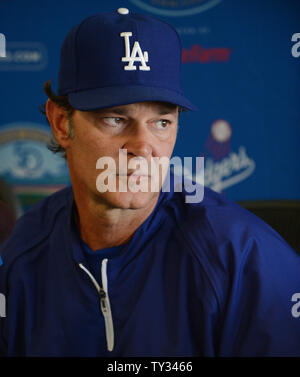 Manager Schwindler' Don Mattingly nimmt an einer Pressekonferenz zur Ankündigung der Los Angeles Dodgers Erwerb von All-Stars Adrian Gonzalez und Carl Crawford, World Series MVP pitcher Josh Beckett und infielder Nick Punto und Bargeld von den Red Sox, während einer Pressekonferenz in der Dodgers Stadion in Los Angeles am 25 August, 2012. Die Schwindler nehmen mehr als 260 Mio. $ in der Lohn- und Gehaltsliste Kosten aus der Sox, nach verschiedenen veröffentlichten Berichten. UPI/Jim Ruymen Stockfoto