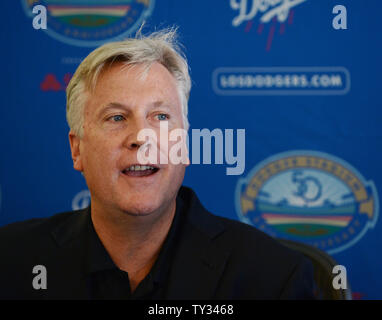 Schwindler Vorsitzender Mark Walter nimmt an einer Pressekonferenz zur Ankündigung der Los Angeles Dodgers Erwerb von All-Stars Adrian Gonzalez und Carl Crawford, World Series MVP pitcher Josh Beckett und infielder Nick Punto und Bargeld von den Red Sox, während einer Pressekonferenz in der Dodgers Stadion in Los Angeles am 25 August, 2012. Die Schwindler nehmen mehr als 260 Mio. $ in der Lohn- und Gehaltsliste Kosten aus der Sox, nach verschiedenen veröffentlichten Berichten. UPI/Jim Ruymen Stockfoto