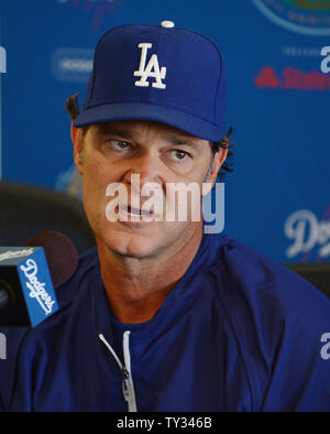 Manager Schwindler' Don Mattingly nimmt an einer Pressekonferenz zur Ankündigung der Los Angeles Dodgers Erwerb von All-Stars Adrian Gonzalez und Carl Crawford, World Series MVP pitcher Josh Beckett und infielder Nick Punto und Bargeld von den Red Sox, während einer Pressekonferenz in der Dodgers Stadion in Los Angeles am 25 August, 2012. Die Schwindler nehmen mehr als 260 Mio. $ in der Lohn- und Gehaltsliste Kosten aus der Sox, nach verschiedenen veröffentlichten Berichten. UPI/Jim Ruymen Stockfoto